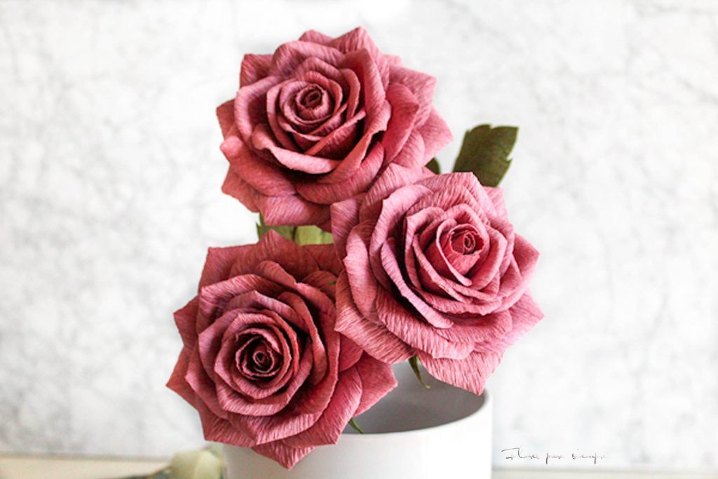 rosas realistas de papel crepé
