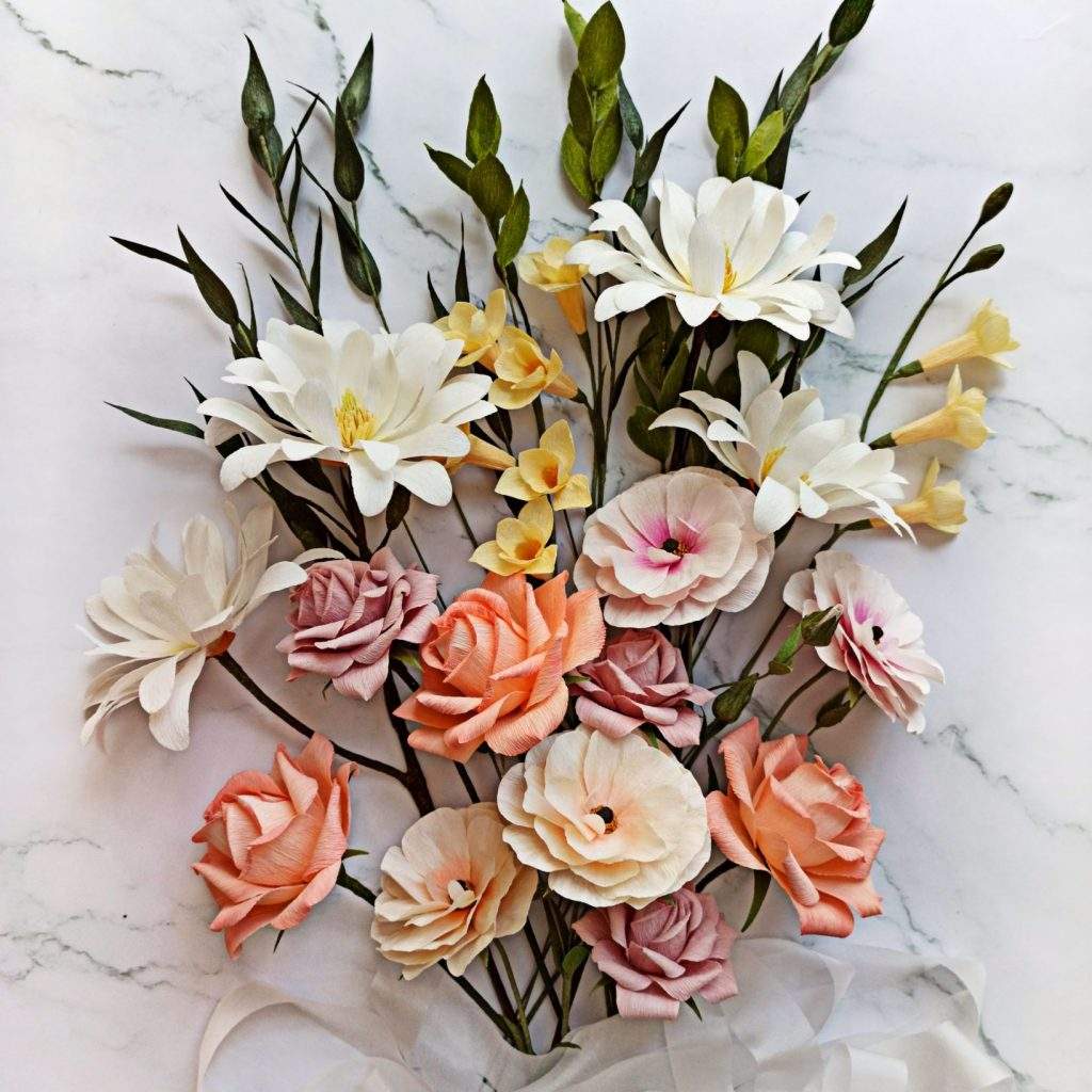 ramo de flores de papel, flores realistas de papel crepé, flores para siempre, flores de papel crepe