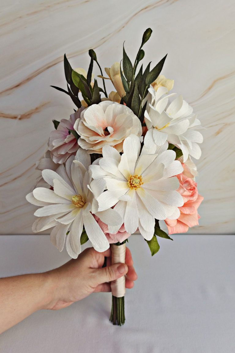 ramo para novia hecho a mano, ramos de novia originales y alternativos, flores para siempre, flores de papel crepe
