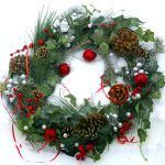 corona de navidad con elementos naturales y rojos