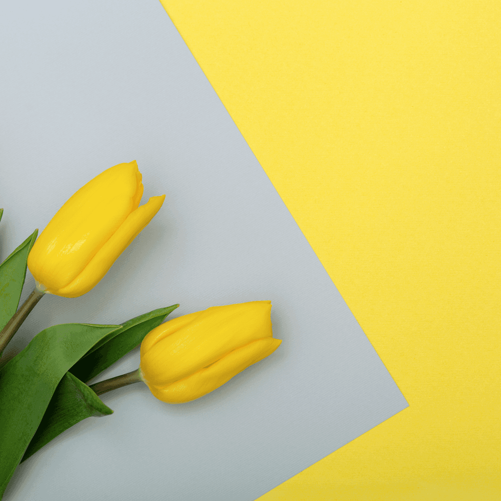 amarillo iluminador color pantone 2021