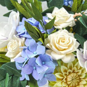 pétalos de flores realistas hechos con papel crepé