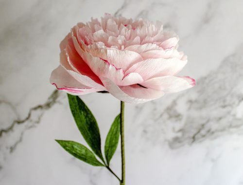 flor realista de papel hecha a mano