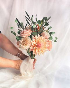 ramo de flores de papel crepé con dalias y rosas