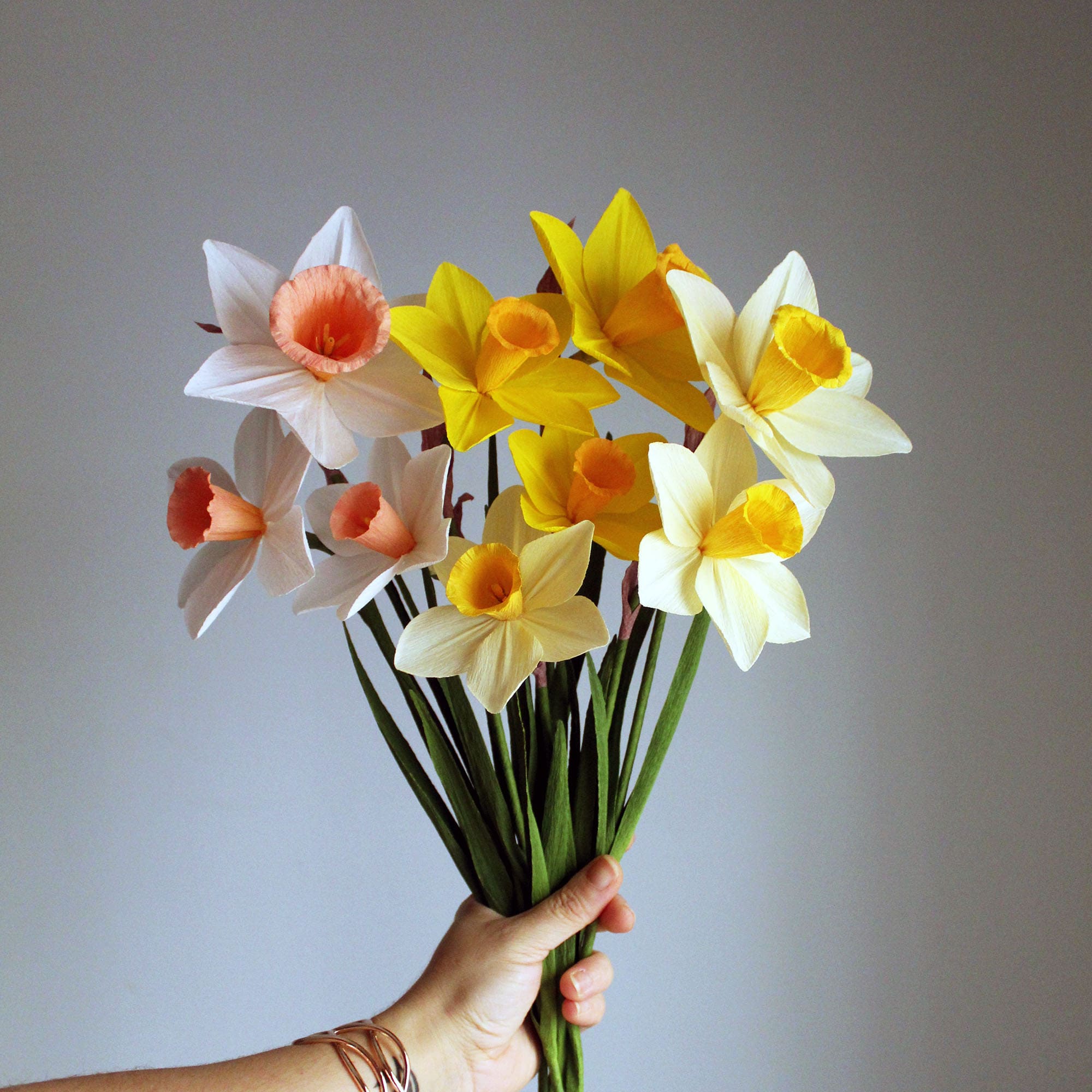 narcisos de papel crepé, flores de papel, ramo de papel, ramo de flores de papel crepé