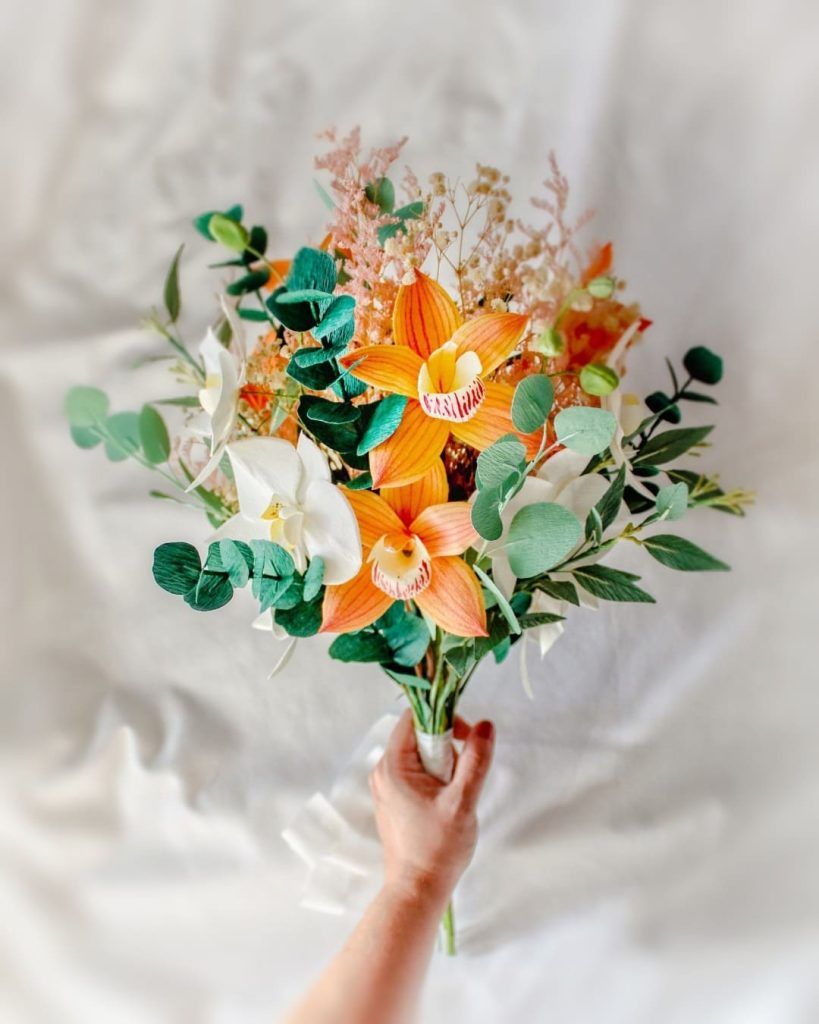 ramo de novia de papel con orquídeas cymbidium y phalaenopsis