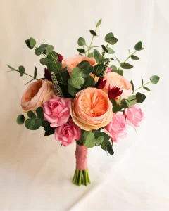 réplica de ramo de novia de papel con rosas inglesas y eucalipto