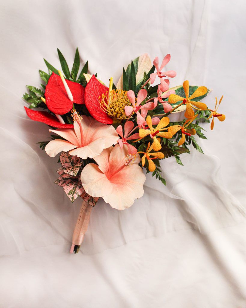 ramo de flores tropicales de papel con anturios rojos, hibiscos, protea y orquídeas