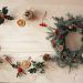 corona de navidad con elementos naturales, acebo, pino, naranjas y bayas