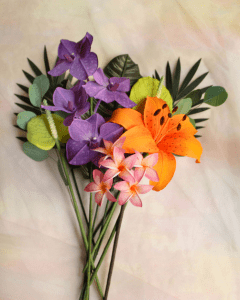 flores tropicales de papel crepé, orquídeas vanda de papel, plumerias de papel, anturios verde lima de papel, lirio naranja de papel, hojas de palma y eucalipto