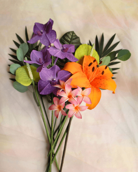 flores tropicales de papel crepé, orquídeas vanda de papel, plumerias de papel, anturios verde lima de papel, lirio naranja de papel, hojas de palma y eucalipto
