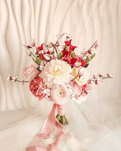 Ramo de novia de papel con peonías, ranúnculos, rosas inglesas, flores de cerezo, flores para siempre