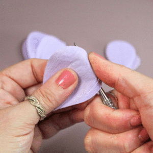 detalle de flor de papel crepé artesanal