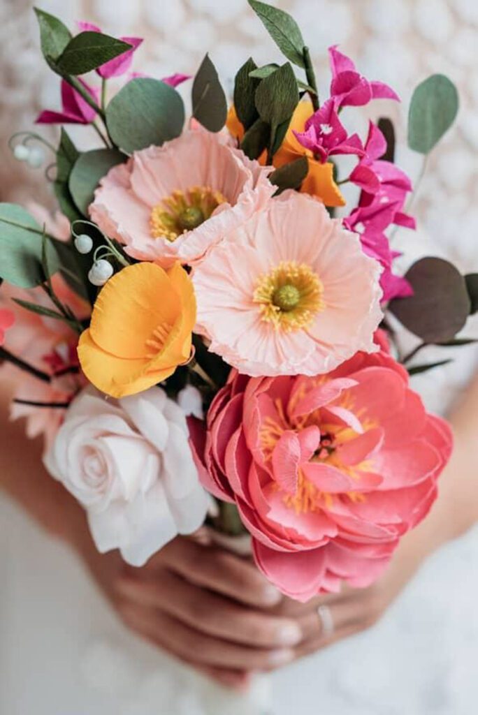 Ramo de novia personalizado hecho a mano con flores de papel crepé en tonos coral y pastel