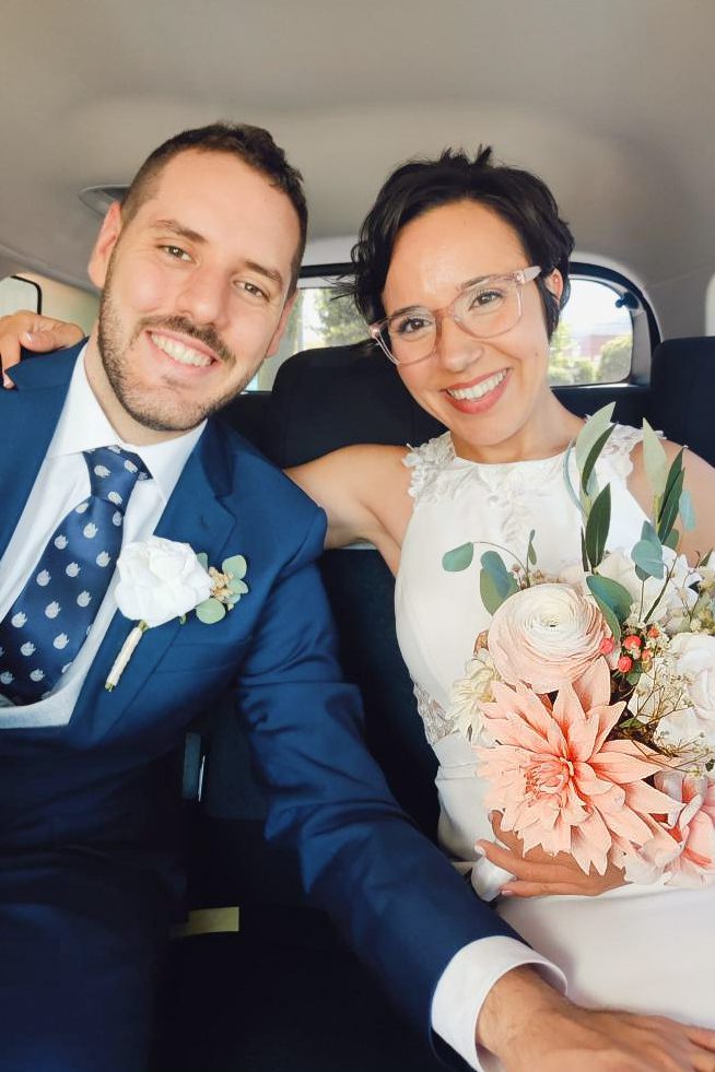 Ramo de novia personalizado hecho a mano con flores de papel crepé, dalias y rosas