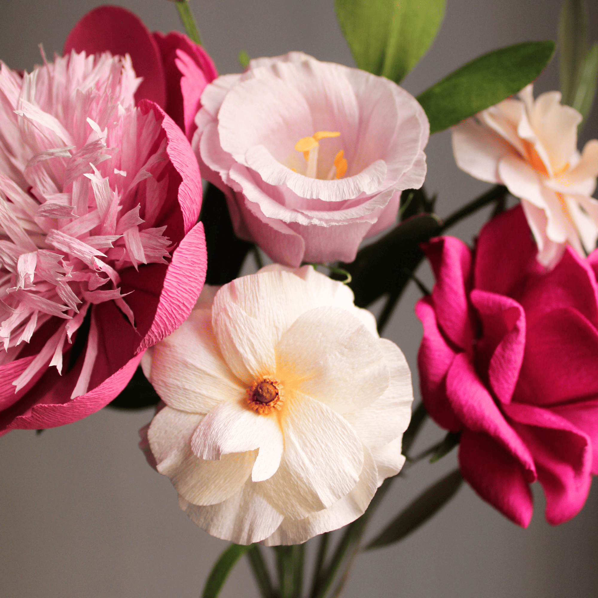 ramo artesanal de flores de papel crepé con rosa fucsia y flores rosadas para decoración o boda