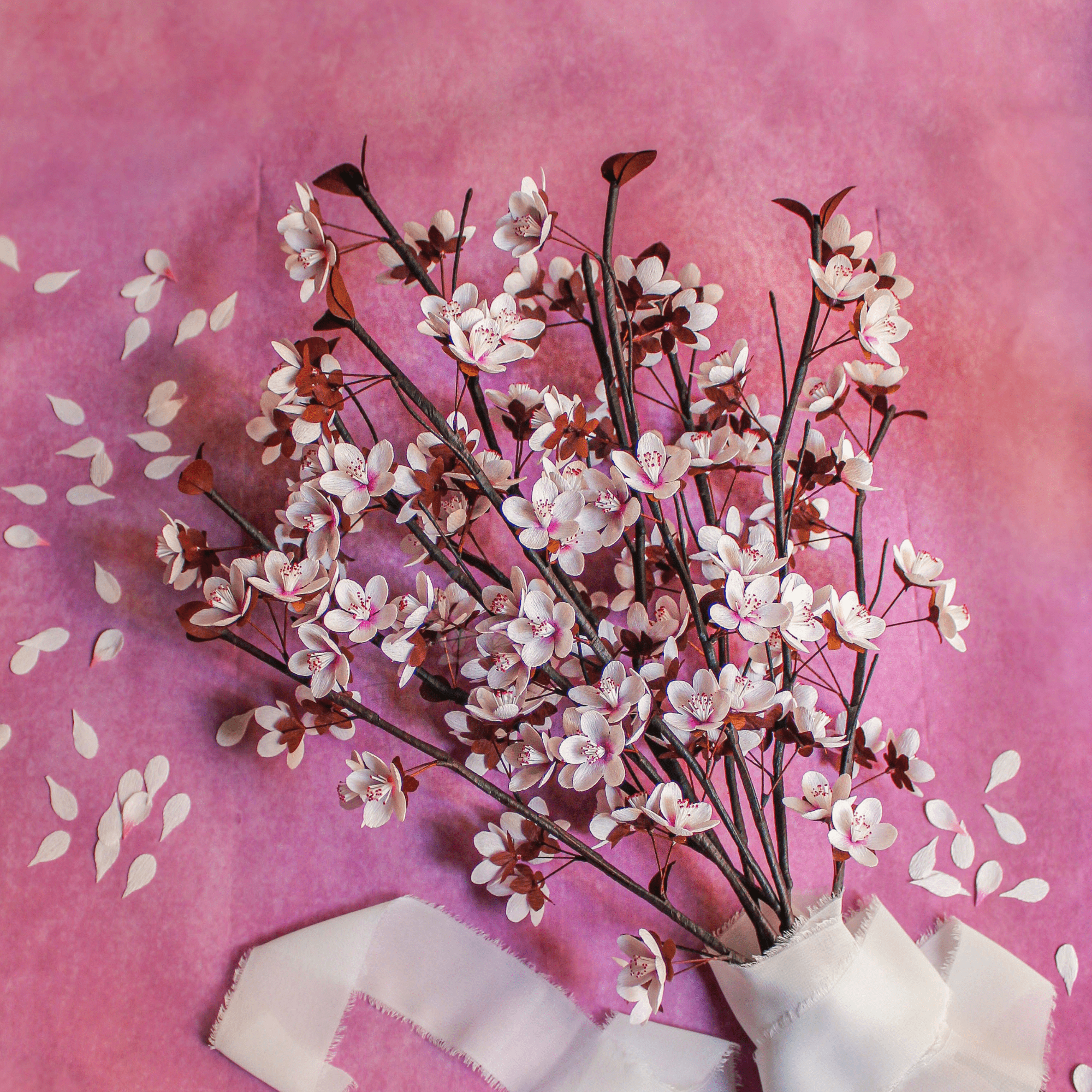 ramas de cerezo artificial de papel hechas a mano en jarrón, flores sakura decorativas para hogar estilo japonés