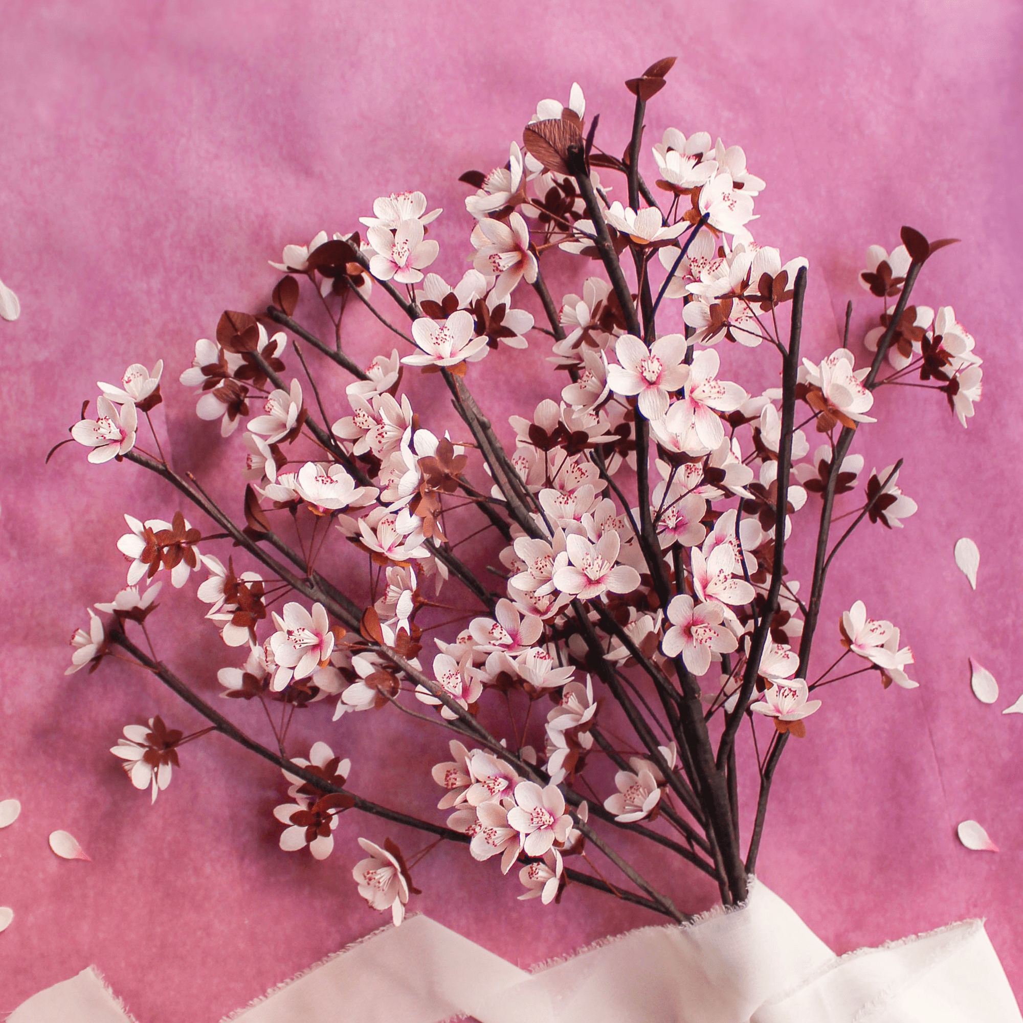 ramas de cerezo artificial de papel hechas a mano en jarrón, flores sakura decorativas para hogar estilo japonés