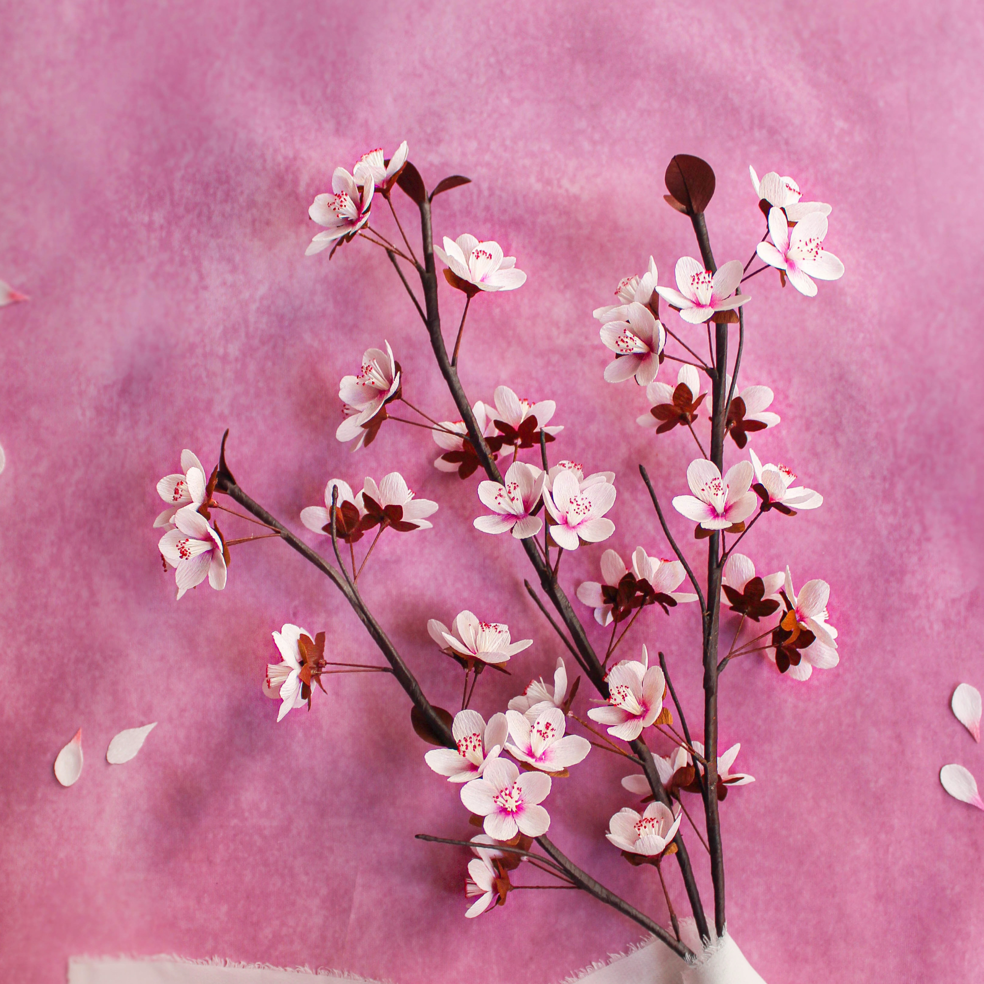 ramas de cerezo artificial de papel hechas a mano en jarrón, flores sakura decorativas para hogar estilo japonés