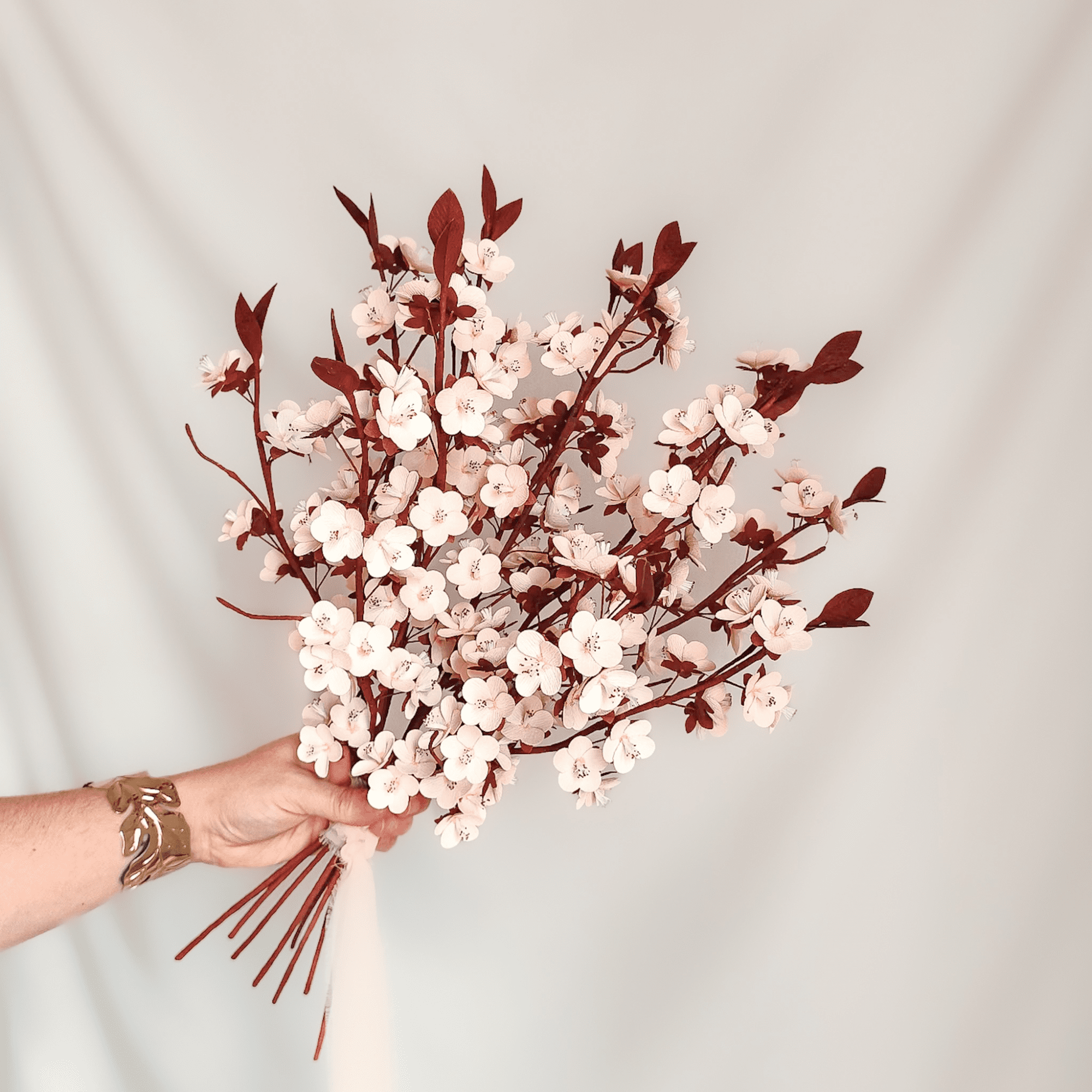 ramas de cerezo artificial de papel hechas a mano en jarrón, flores sakura decorativas para hogar estilo japonés