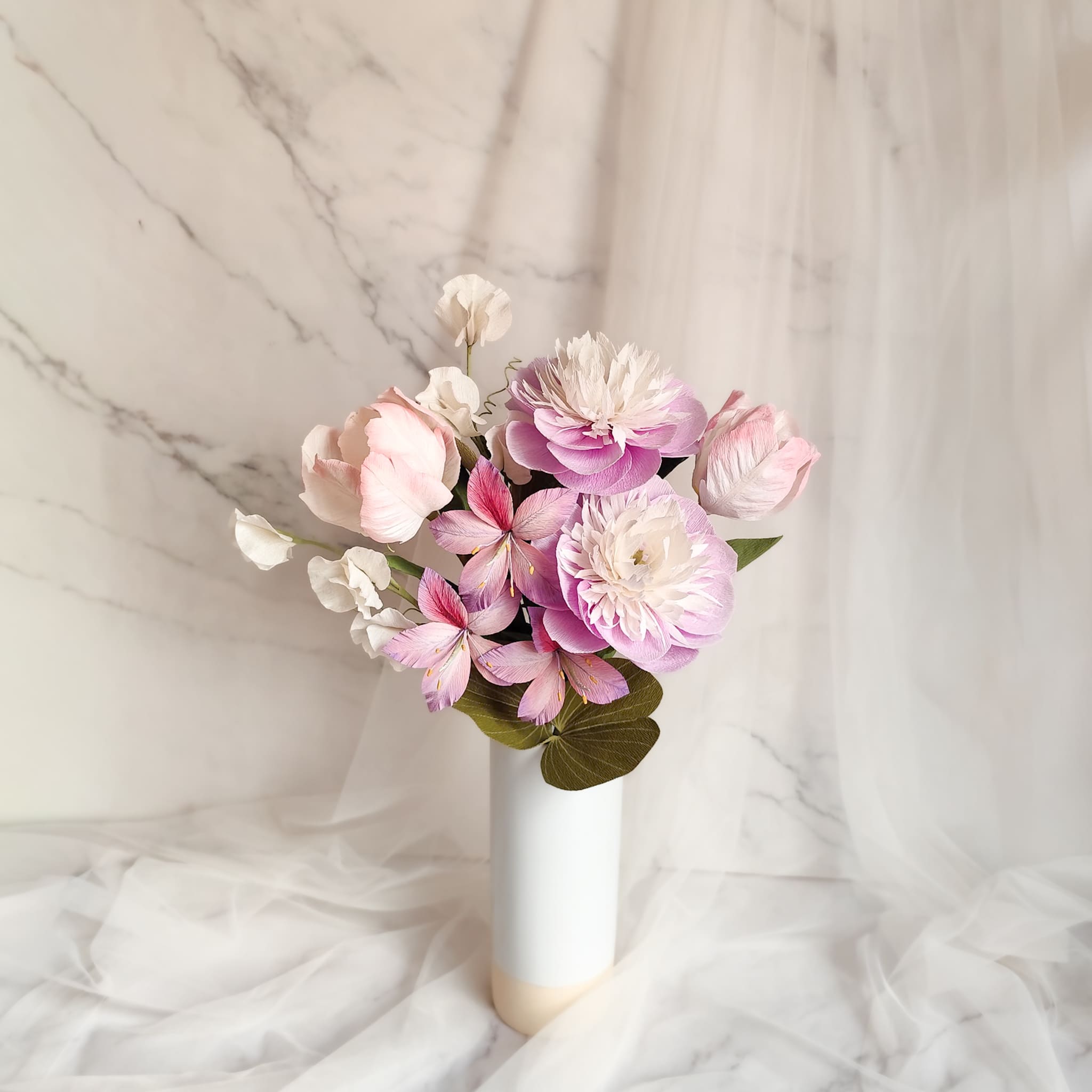 ramo de flores de papel hecho a mano en tonos rosa, bouquet romántico realista para novia, regalo o decoración elegante