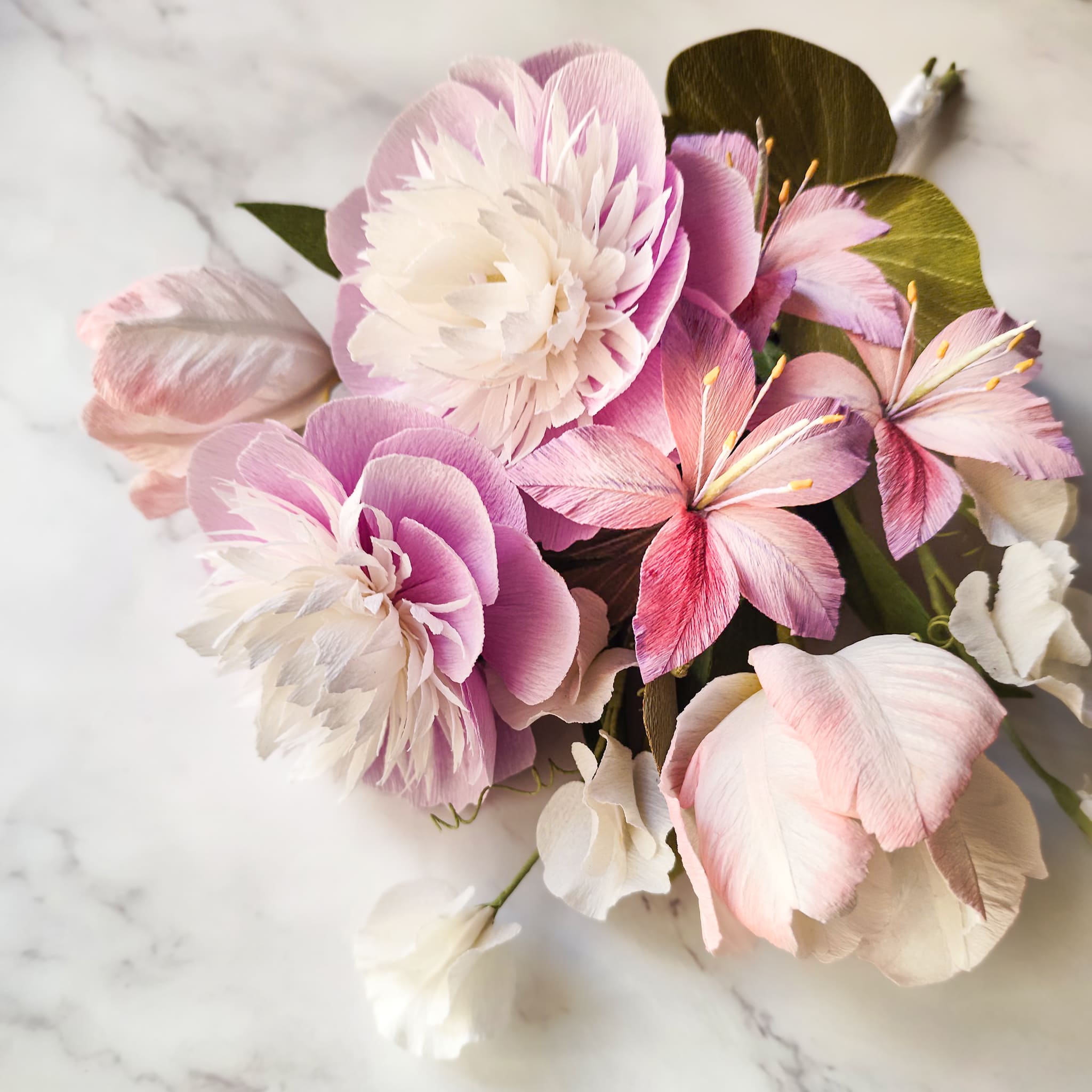 ramo de flores de papel hecho a mano en tonos rosa, bouquet romántico realista para novia, regalo o decoración elegante