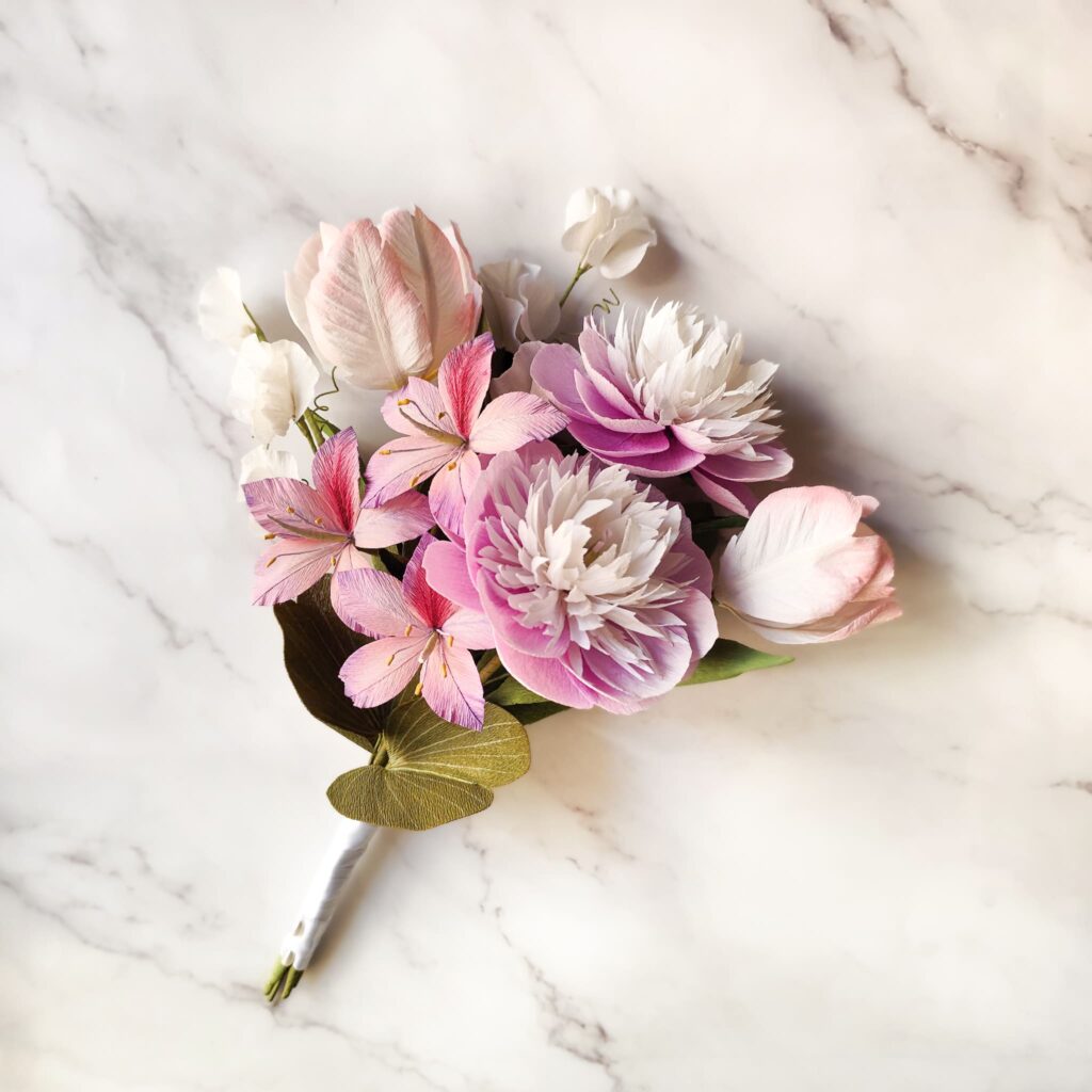 ramo de flores de papel hecho a mano en tonos rosa, bouquet romántico realista para novia, regalo o decoración elegante