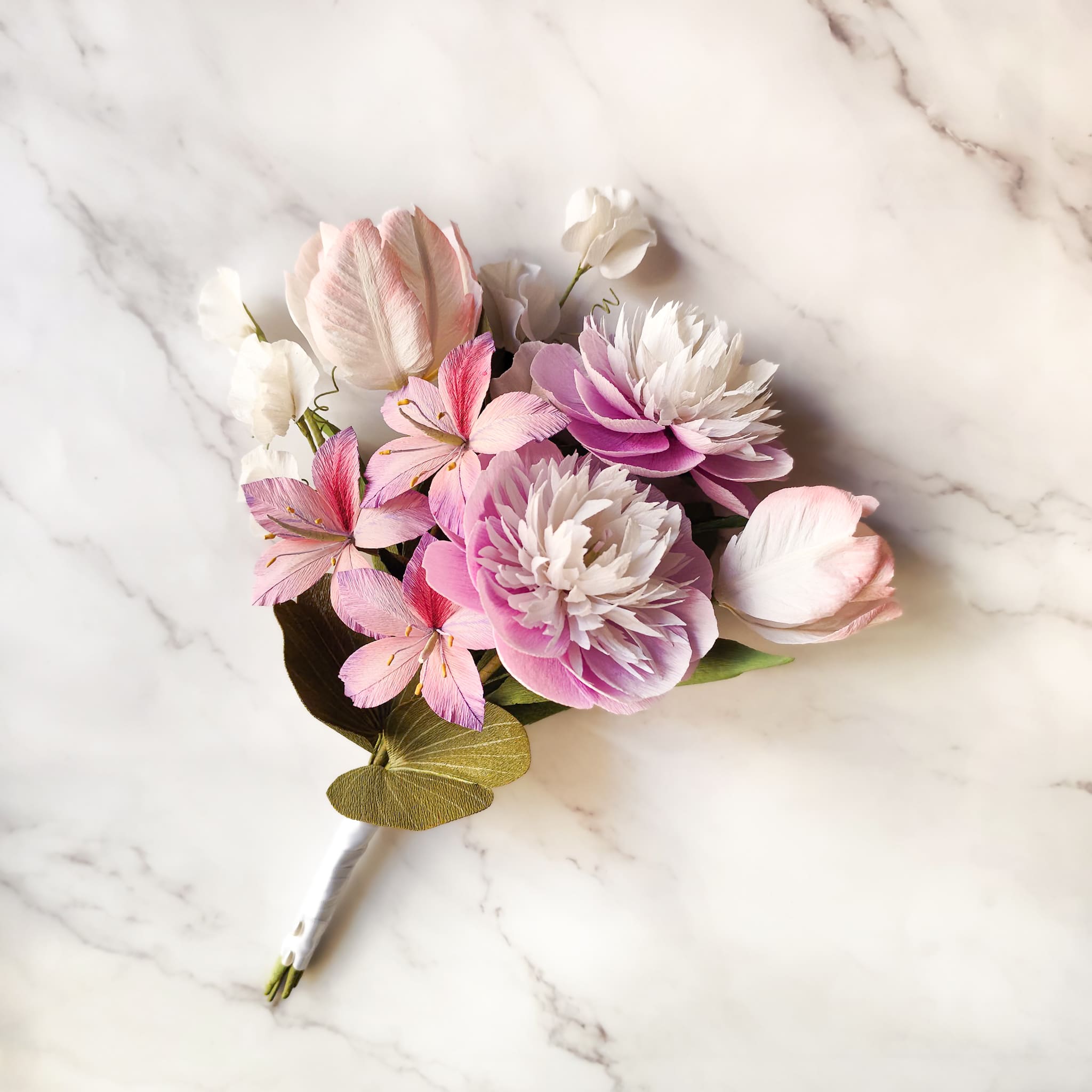 ramo de flores de papel hecho a mano en tonos rosa, bouquet romántico realista para novia, regalo o decoración elegante