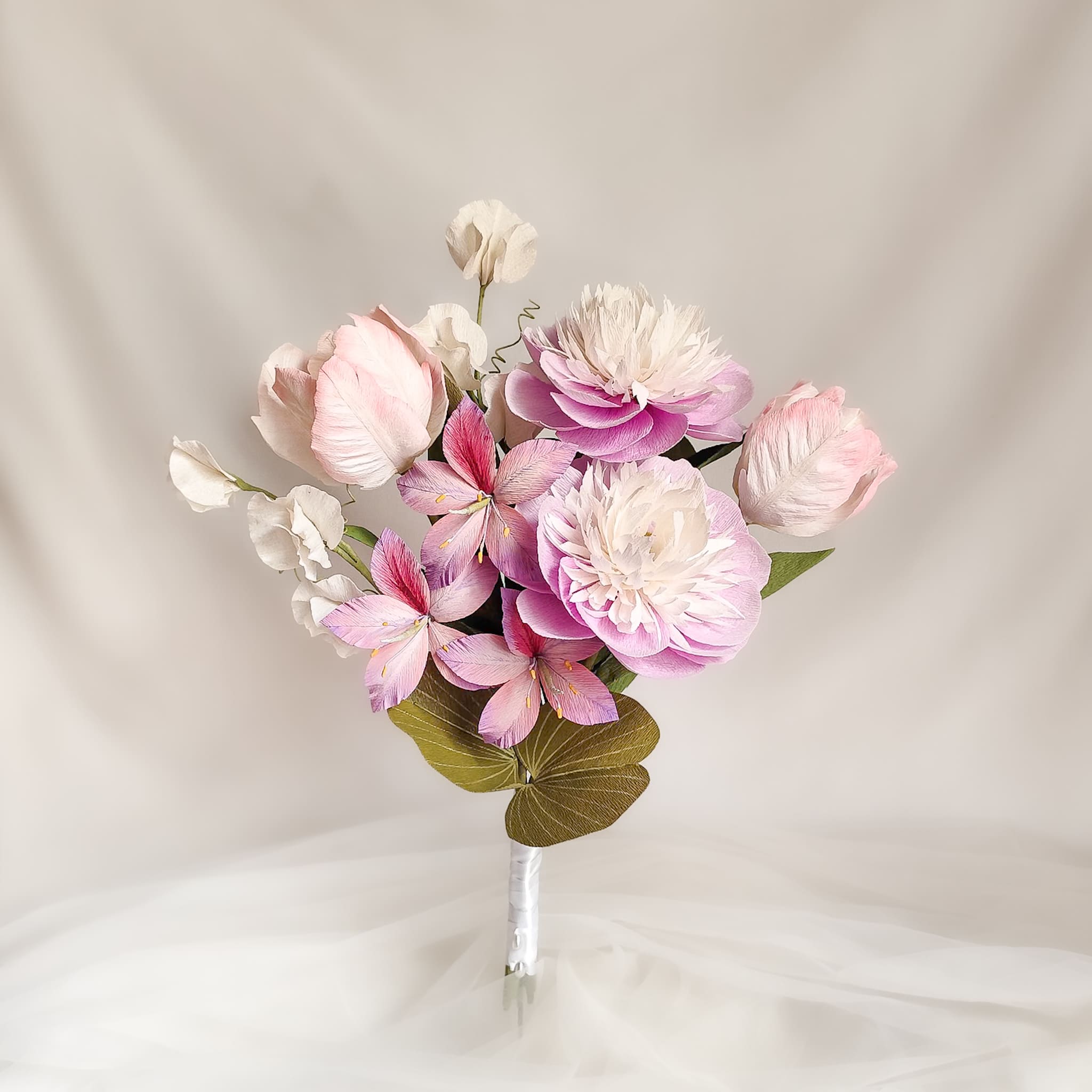 ramo de flores de papel hecho a mano en tonos rosa, bouquet romántico realista para novia, regalo o decoración elegante