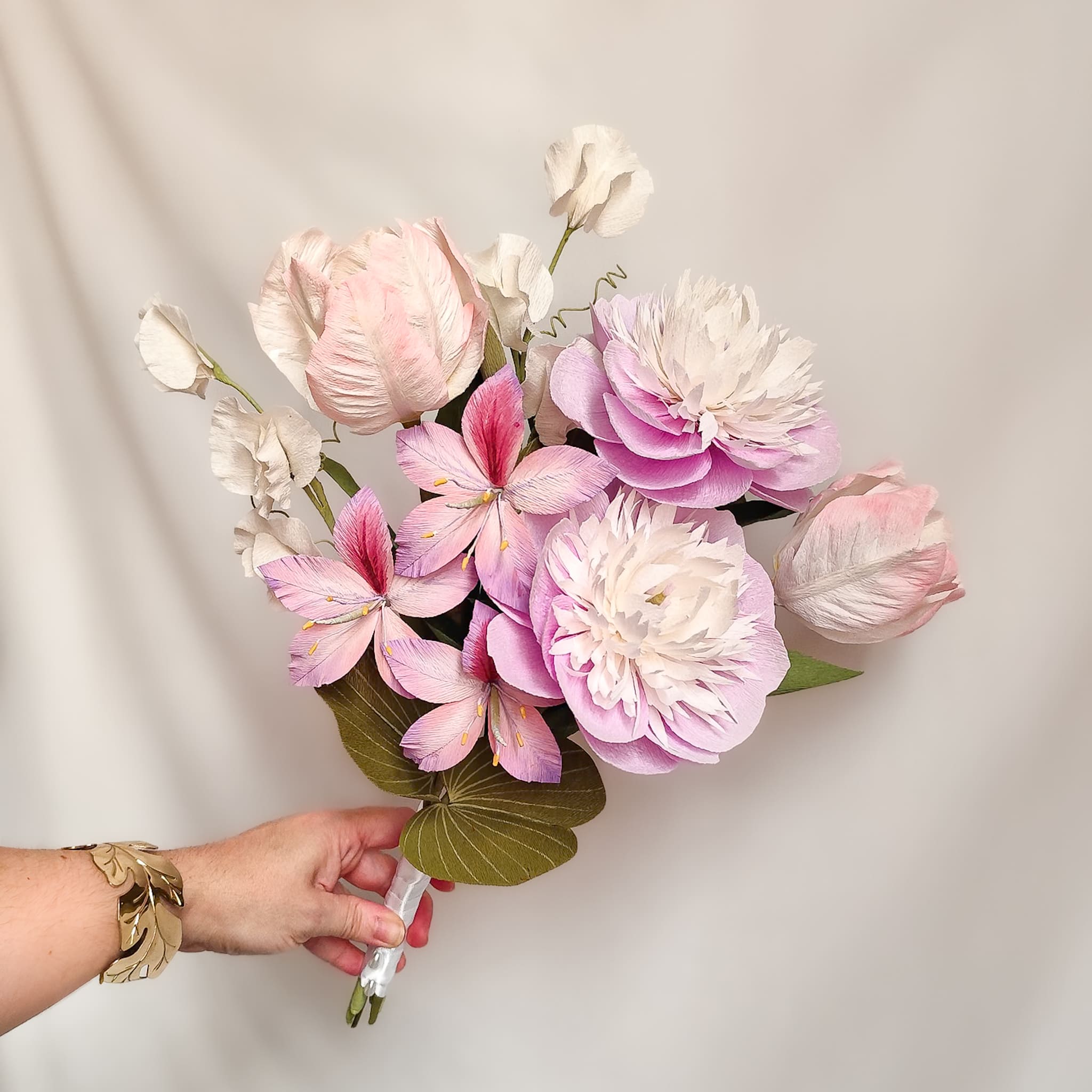 ramo de flores de papel hecho a mano en tonos rosa, bouquet romántico realista para novia, regalo o decoración elegante