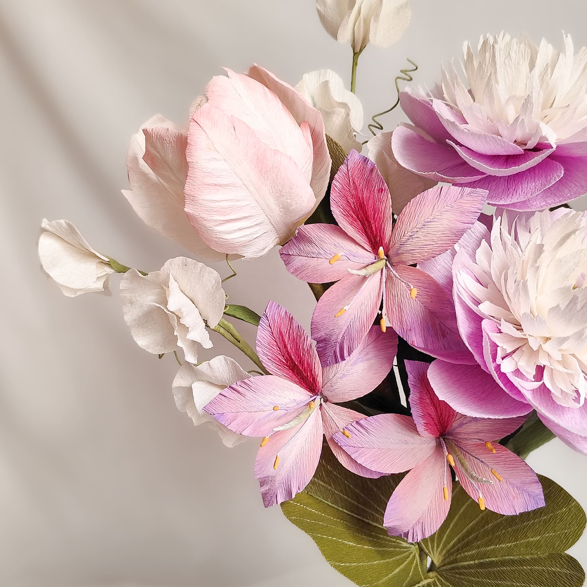 ramo de flores de papel hecho a mano en tonos rosa, bouquet romántico realista para novia, regalo o decoración elegante