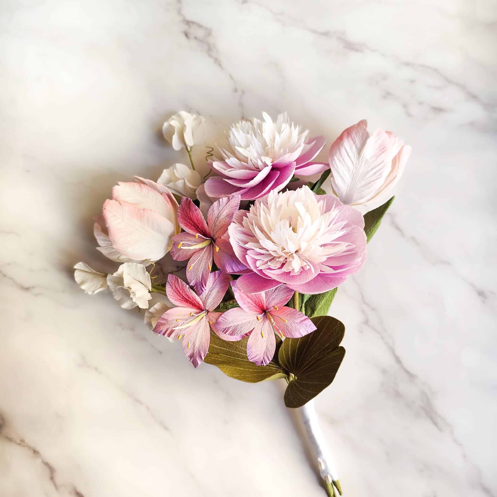 ramo de flores de papel hecho a mano en tonos rosa, bouquet romántico realista para novia, regalo o decoración elegante