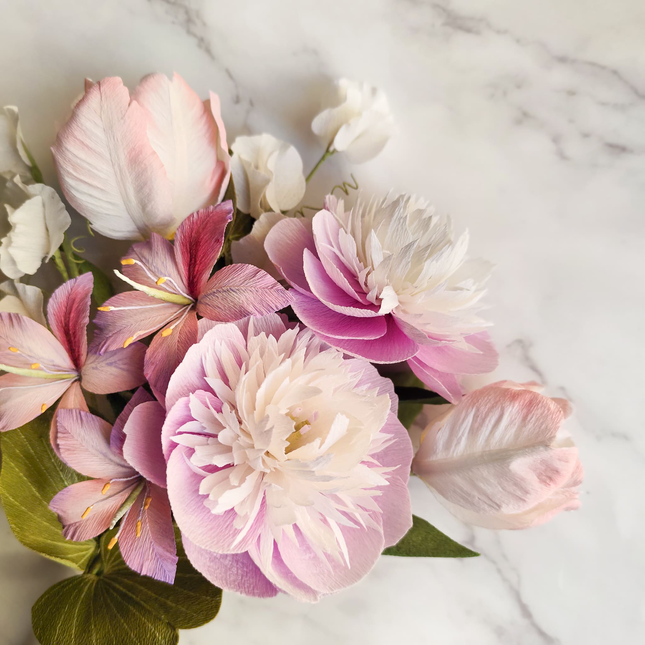 ramo de flores de papel hecho a mano en tonos rosa, bouquet romántico realista para novia, regalo o decoración elegante
