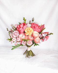 Ramo de flores de papel con rosas, ranúnculos, peonías coral, anturios y antirrhinum