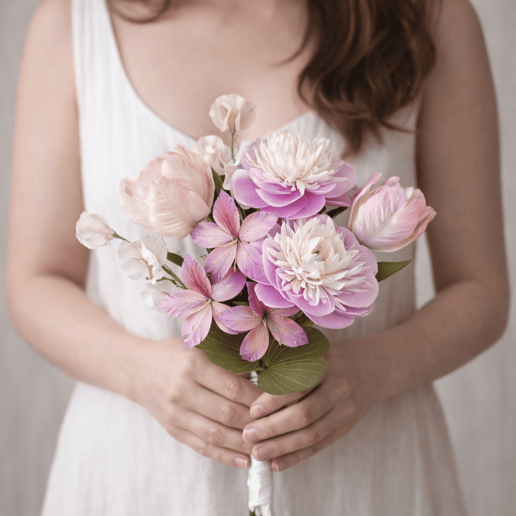 ramo de flores de papel hecho a mano en tonos rosa, bouquet romántico realista para novia, regalo o decoración elegante