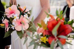 regalo para bodas de papel con flores artesanales