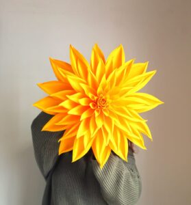 dalia grande de papel crepé hecha a mano