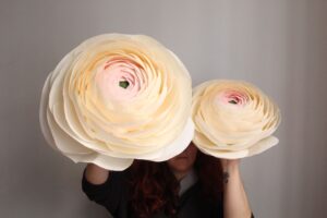 flor de papel de gran formato hecha a mano