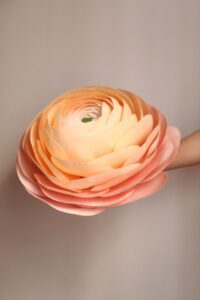 detalle de flor grande realizada en papel crepé