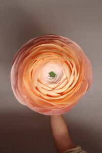 detalle de flor grande realizada en papel crepé