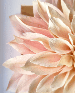 dalia realista elaborada con papel crepé