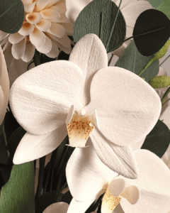 orquídea Phalaenopsis realista hecha de papel