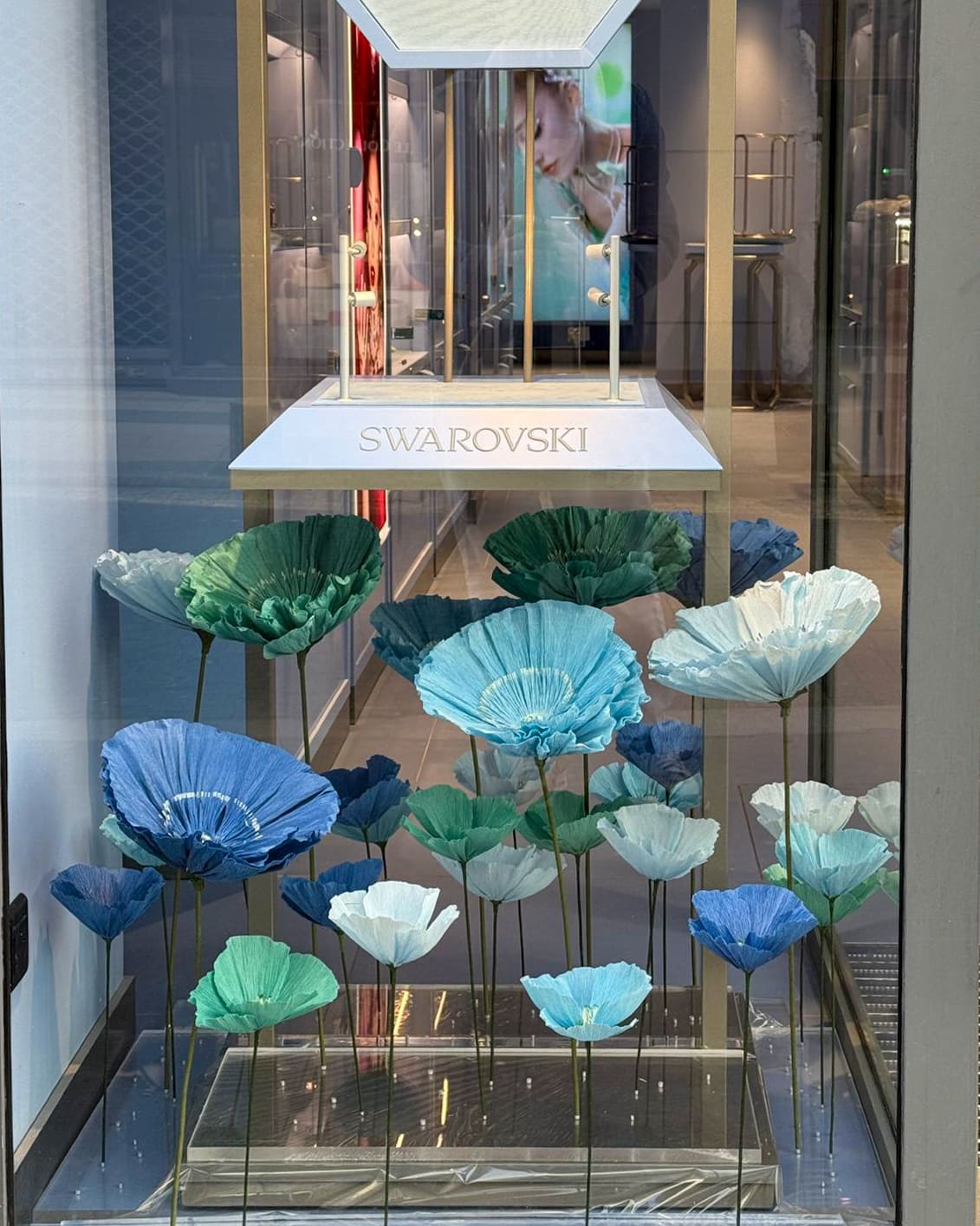 flores de papel de gran formato instaladas en un espacio de Swarovski en Paris