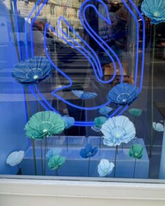flores de papel de gran formato para decoración de espacios