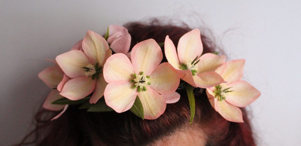 diadema con flores grandes de papel crepé